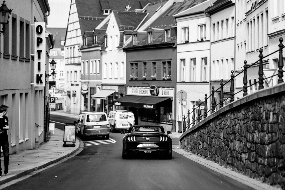 Fahrt durch dei Starßen von Hohenstein-E. ins Standesamt. Der GT von hinten.