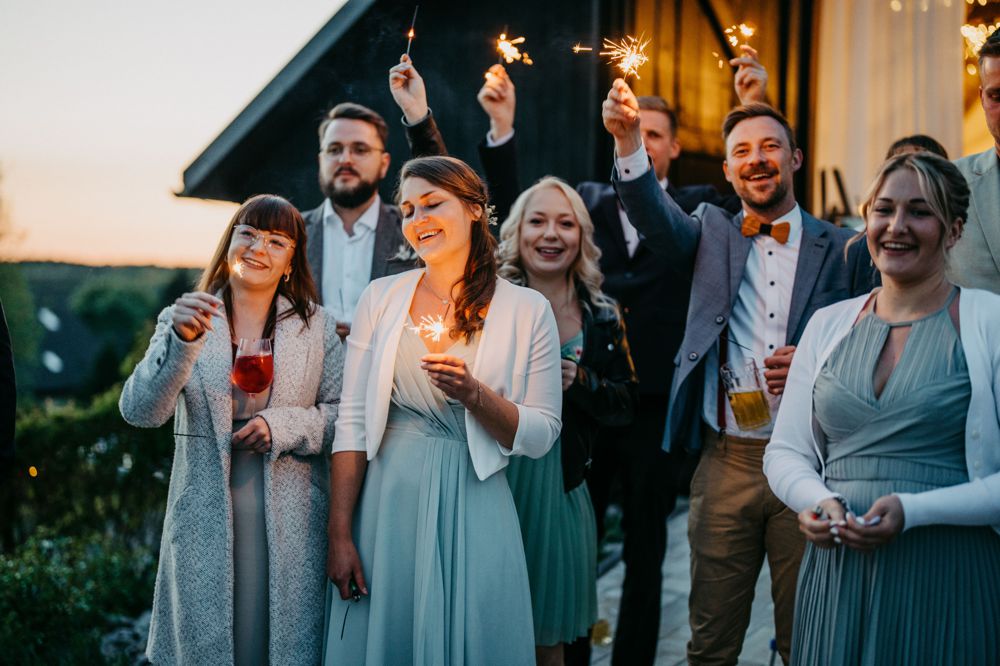 Stimmungsvolle Nachtaufnahme: Der Hochzeitstanz unter freiem Himmel mit Lichterketten-Kulisse an der Tenne.