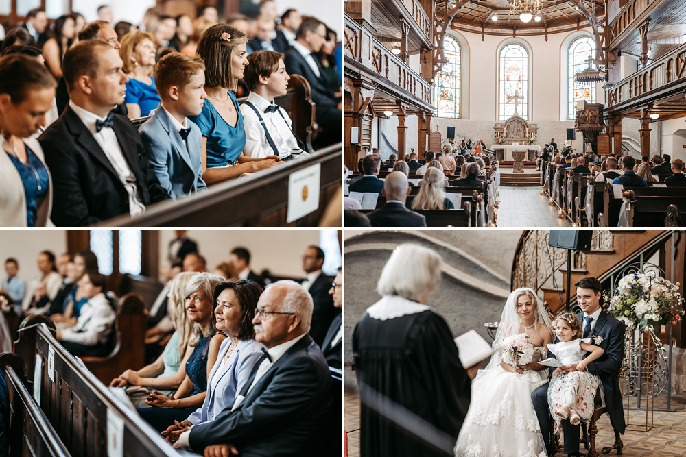 Das Brautpaar tauscht während der Segnung tiefe und ehrliche Blicke vor dem Altar aus.