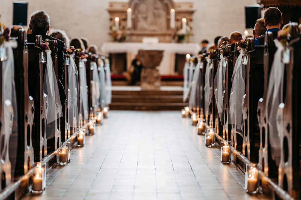 Ein Solosänger erfüllt die St. Christophori Kirche mit einem gefühlvollen Lied für das Paar.