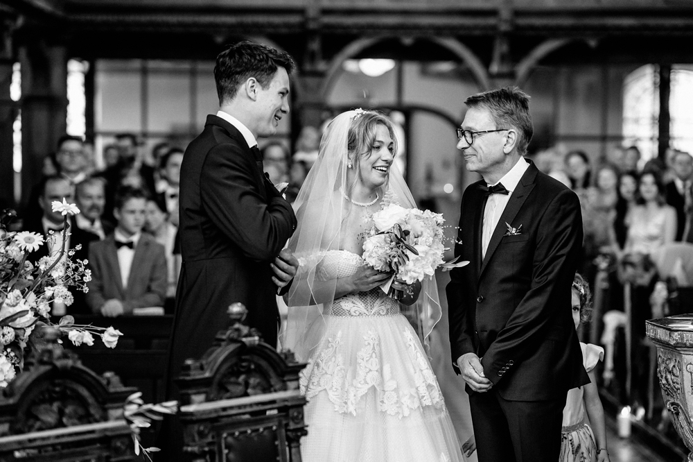 Nahaufnahme der brennenden Hochzeitskerze, die während der Zeremonie in der Kirche entzündet wurde.