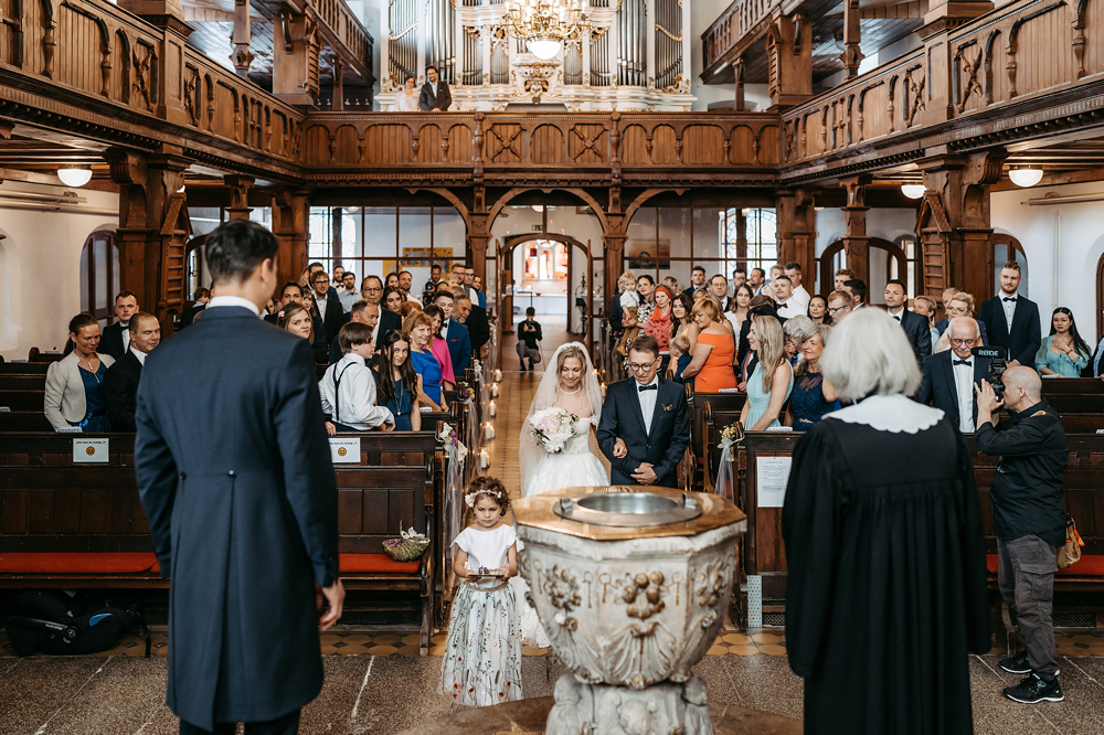 Der Pfarrer hält eine persönliche und bewegende Predigt für das Brautpaar in der Kirche.
