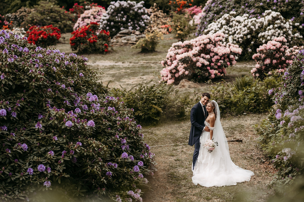 Die kräftigen Farben der Rhododendren unterstreichen das bunte Hochzeitskonzept von Amely und Fabian.