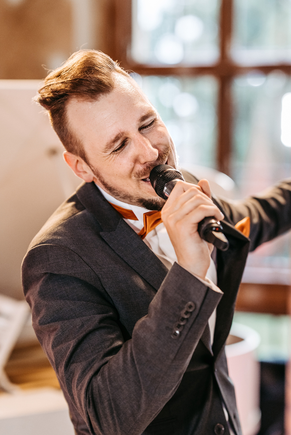 Die Hitze im Saal steigt, während die Hochzeitsgesellschaft zu den Beats des Rappers in Altenburg tanzt.