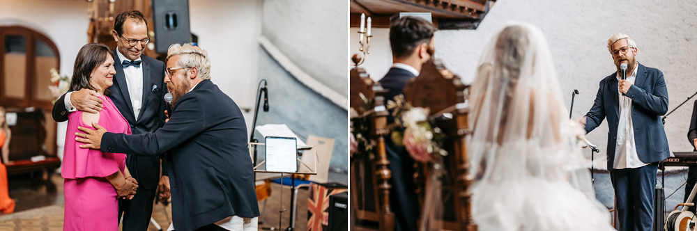 Die Braut lächelt glücklich, während sie Fabian seinen Ring in der Kirche ansteckt.