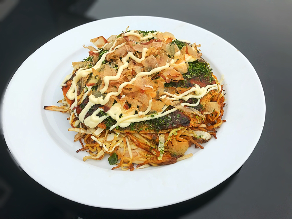 Okonomiyaki Hiroshima Art von der Grillplatte