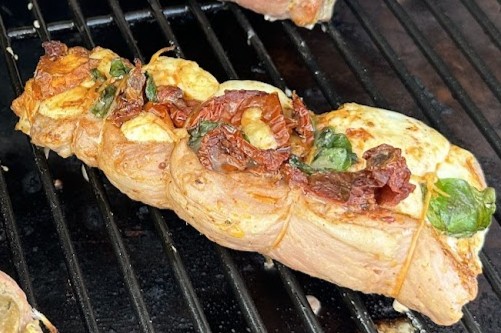 Schweinefilet mit getrockneten Tomaten, Basilikum und Mozzarella aus dem Pellet Smoker