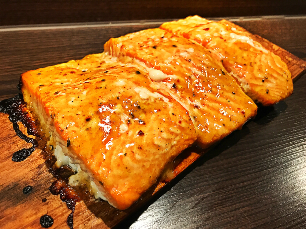 Honig-Senf Lachs von Zedernholzbrett
