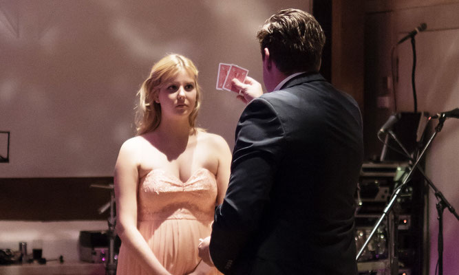 Zauberer in Nürtingen begeistert Sie und Ihre Gäste mit viel Humor. Erfrischend unkonventionell. 100% Entertainment!