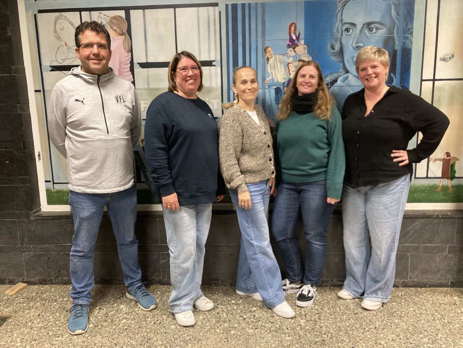 Der neue Vorstand (v.ln.r.) Herr Berger (Beisitzer), Frau Occhipinti (stellv. Vorsitzende), Frau Zebic (1. Vorsitzende), Frau Priebe (Kassenwärtin) und Frau Sodoge (Beisitzerin)