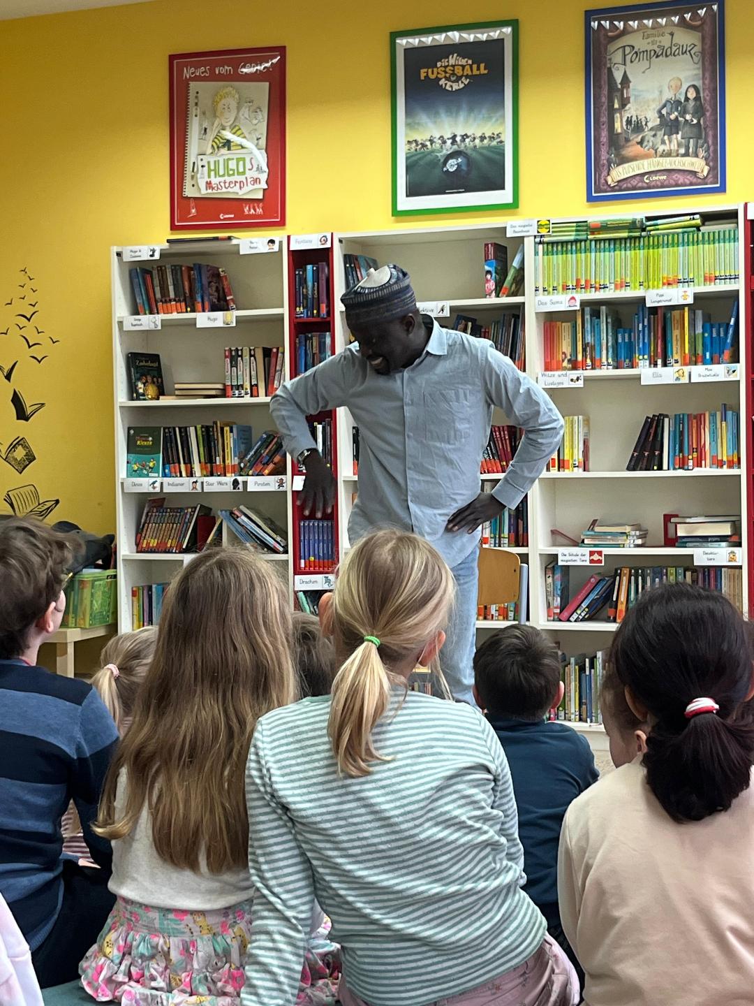 Autorenlesung voller Rhythmus und Geschichten - Ibrahima Ndiaye zu Gast an der Schillerschule Lahnstein