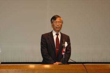閉会式で閉会の辞を述べる副実行委員長の鈴木武志先生