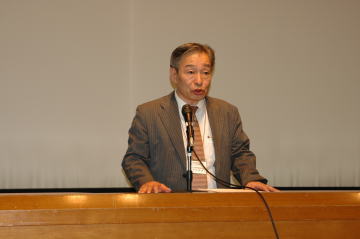 閉会式で挨拶を述べる(社)生体制御学会会長の中村弘典先生
