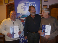 Claus Gregor (Mitte) ehrt Karl Pscheidl (links) und Rainer Listl (rechts) für ihre langjährige Mitgliedschaft