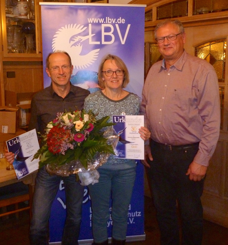 Uwe Schilly (von rechts) überreicht Rosmarie Wagenstaller und Günther Sebald die Ehrenurkunden und Nadeln