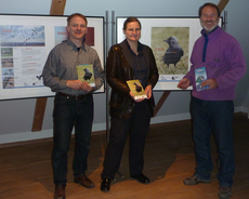 Mattias Rohrbacher vom Naturpark Bayer. Wald, Hanne Summer von der Bezirksgeschäftsstelle und Claus Gregor von der Kreisgruppe Regen