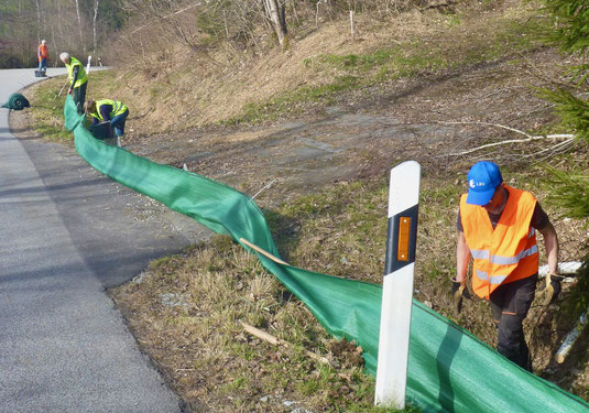 LBV-Mitglieder beim Zaunaufbau in Katzenbach