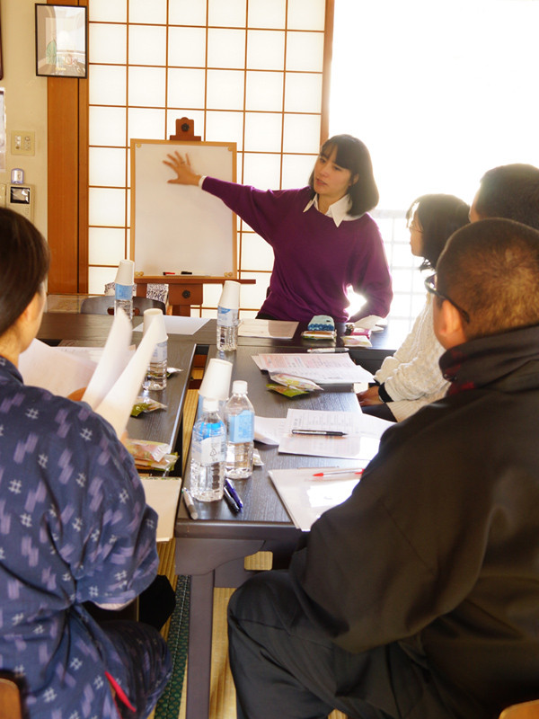 「初めての手相教室」授業風景