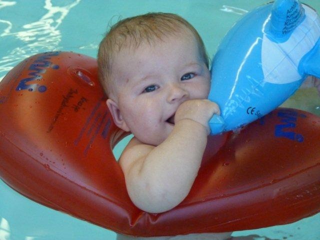 Babyschwimmen im Bürgerbad Elten