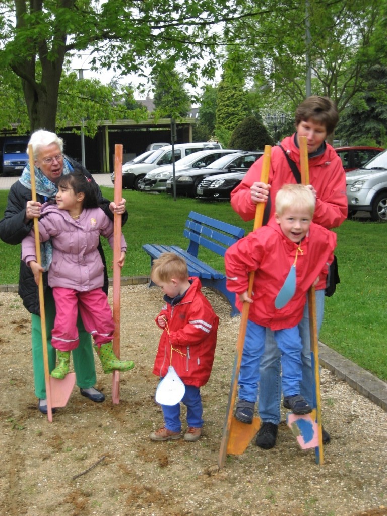 Stelzenlaufen bei der Kinder-Mit-Mach-Aktion zum Sebastian-Kneipp-Tag 2013