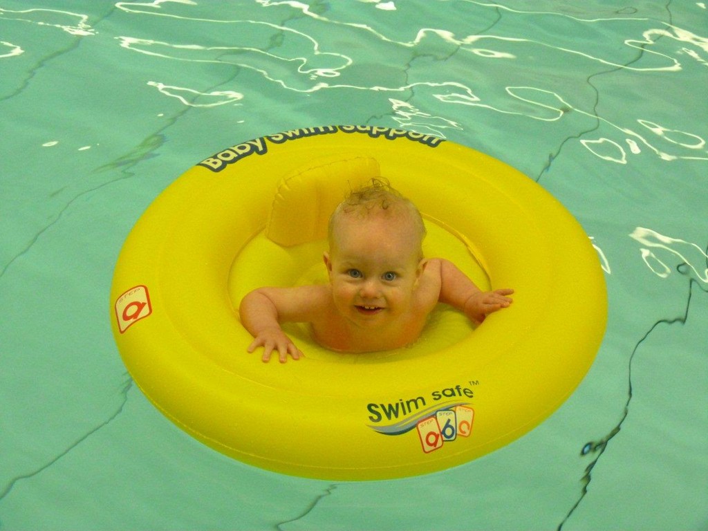 Theo te Wildt beim Babyschwimmen
