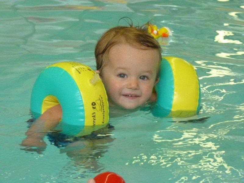 Babyschwimmen im Bürgerbad Elten