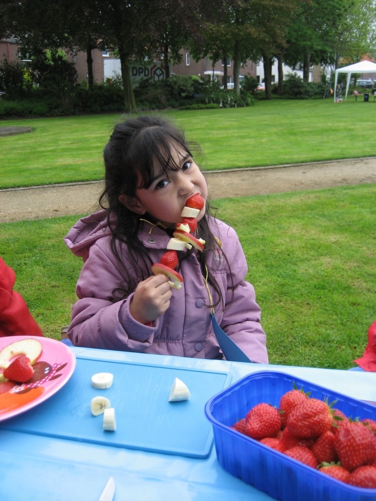 Fruchtspiesse -  Kinder-Mit-Mach-Aktion zum Sebastian-Kneipp-Tag 2013