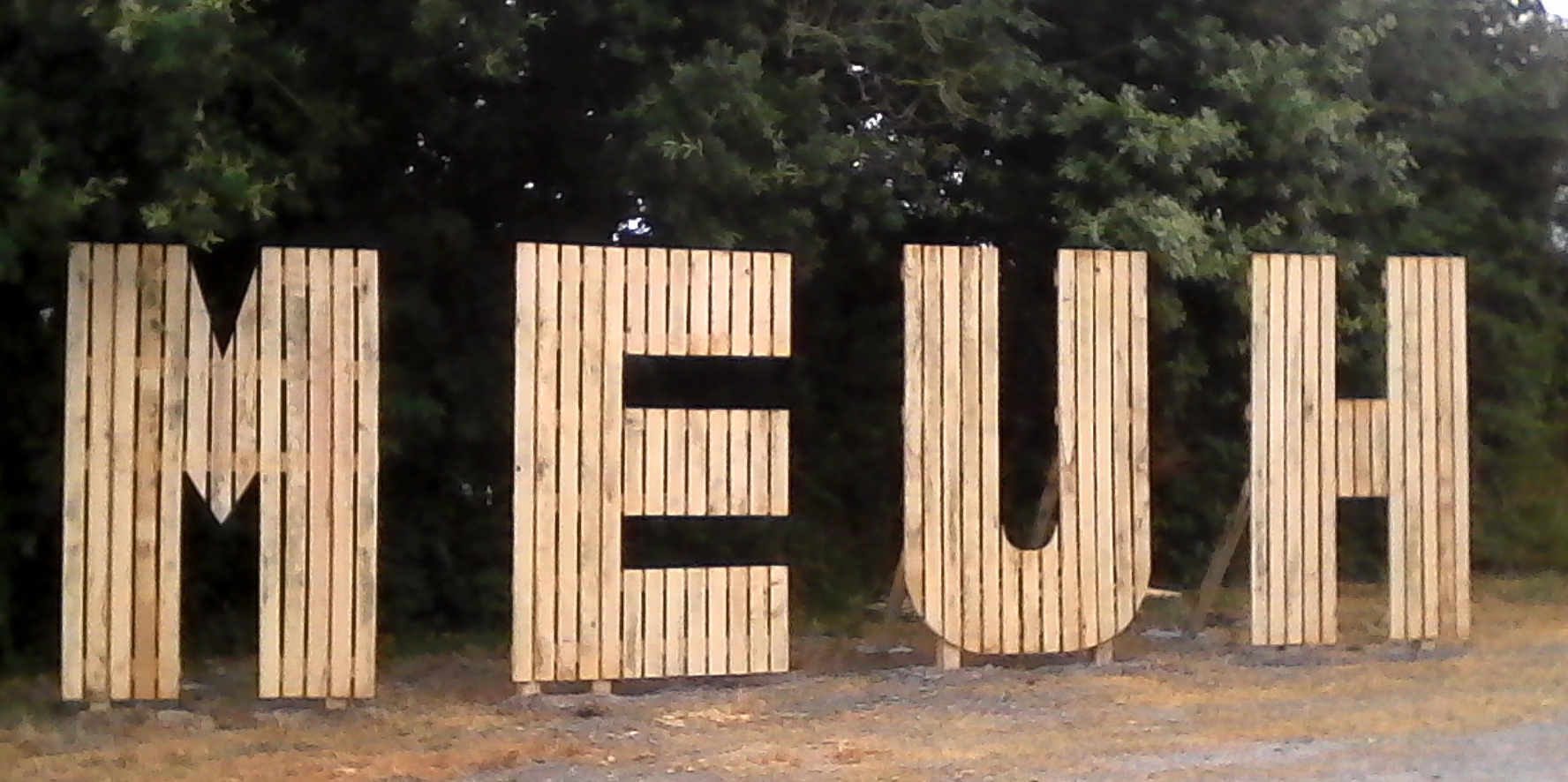 Monument des Evènements Uniques et Heureux du Nombril du Monde de Pougne Hérisson (79)