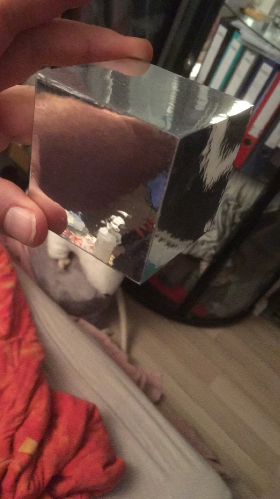 Papierwürfel beklebt mit chromähnlicher Folie.