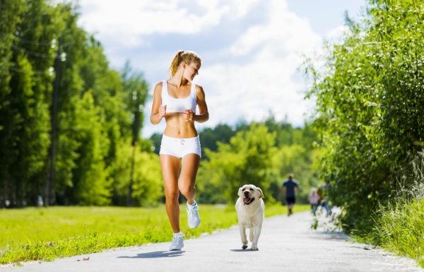 Joggerin mit Hund