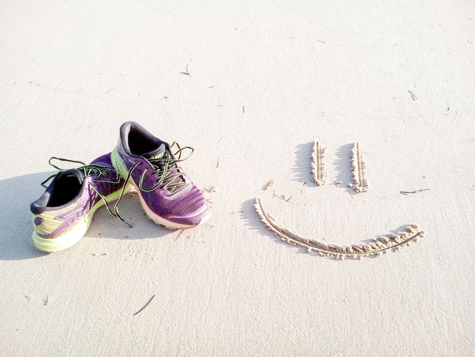 Laufschuhe am Strand