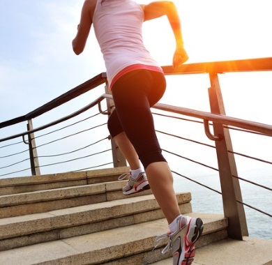 Joggerin läuft die Treppe rauf