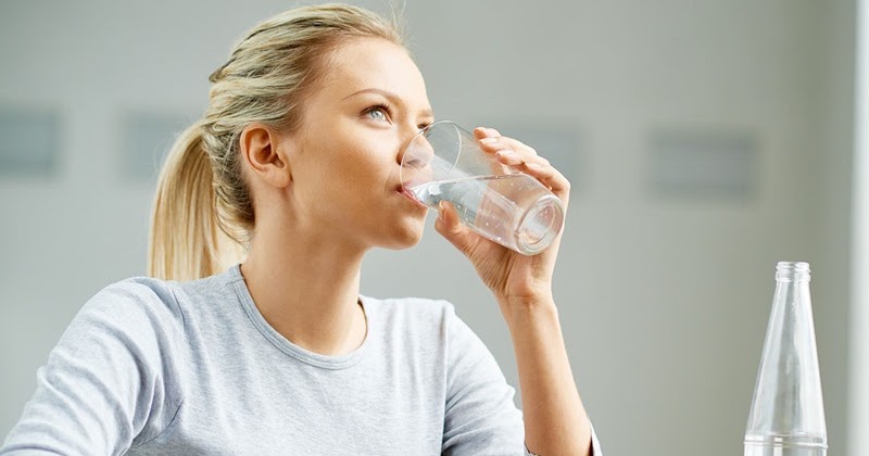 Frau trinkt Wasser