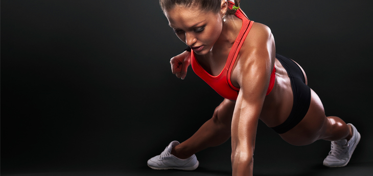 Frau macht Workouts