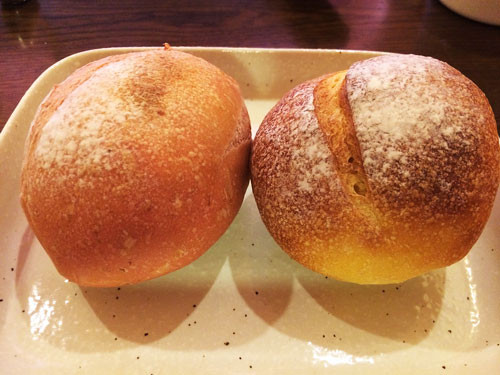 かぼちゃパン（左）とビーツパン