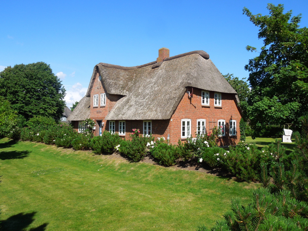 Ferienhaus auf der Nordseeinsel Föhr mit 2 Ferienwohnungen, Reetdach und großer Garten.