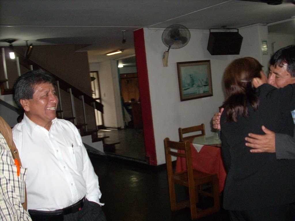 Sara, la dama del grupo, llega desde Cajamarca y abraza a nuestro amigo Richard, con quien no se ve desde hace unos "pocos" años, como varios de nosotros.