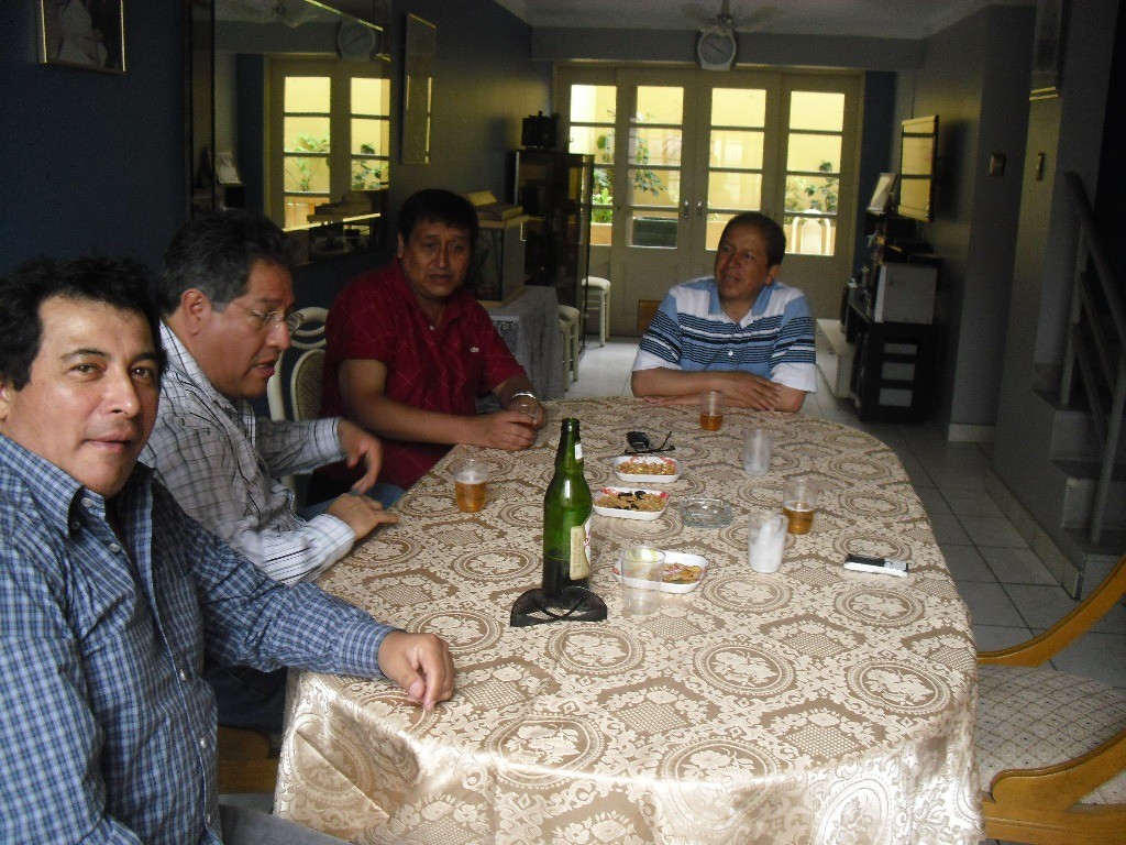 Los primeros en llegar Arturo, Jonathan y Franz con el anfitrión de la casa Fernando Monetesinos