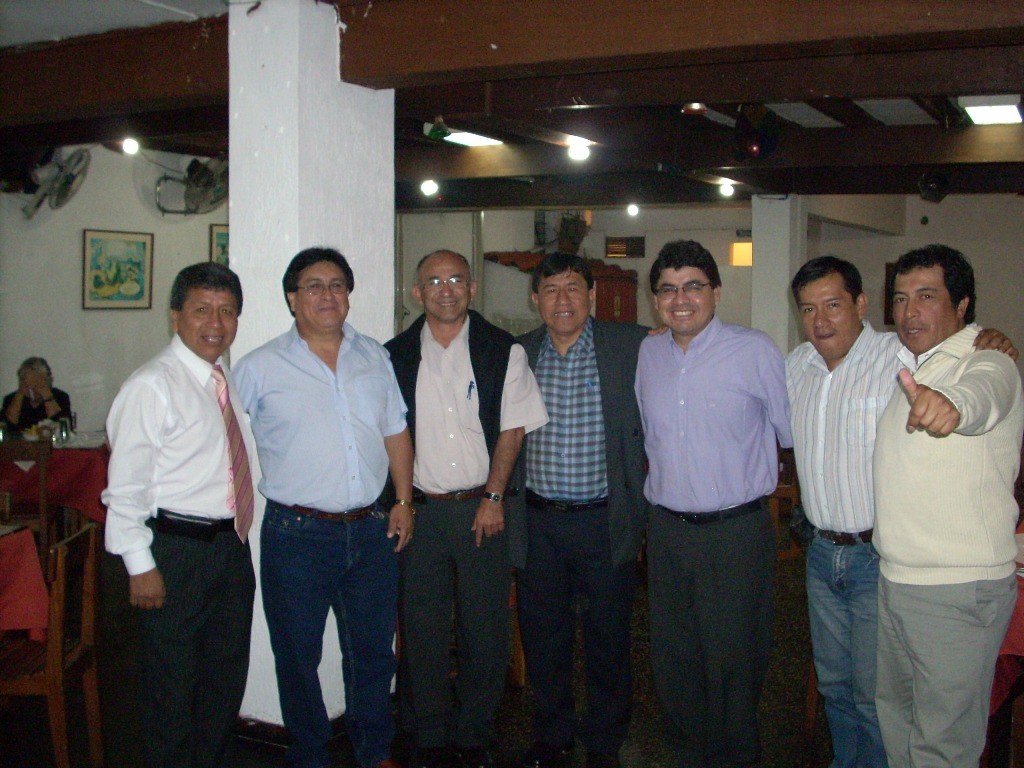 El primer grupo en llegar: De izquierda a derecha: Angel Rosales, Roger Arias, Alejandro Alvarado, Richard Miguel, Carlos Cabrejos, Ronald Ancajima y