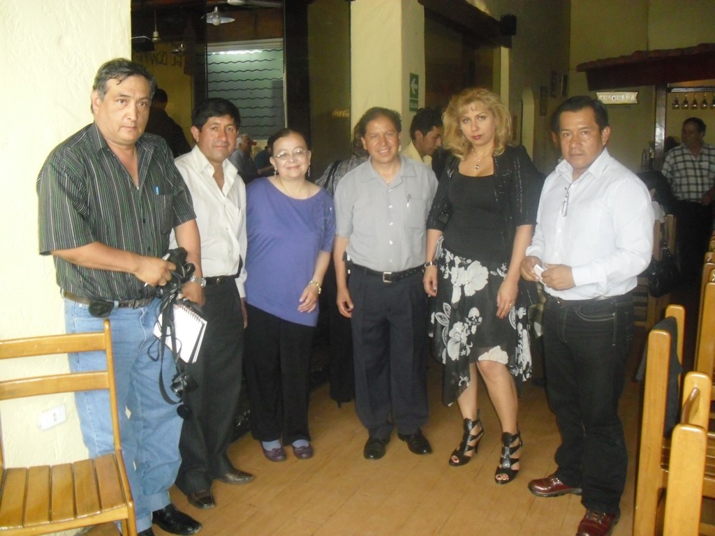 Hìbamos llegando a la reunión: de izquierda a derecha: Simón Palomino Antonio Castro, Ana Lancho, Franz Lòpez y esposa Veronika Aguirre y Ronald