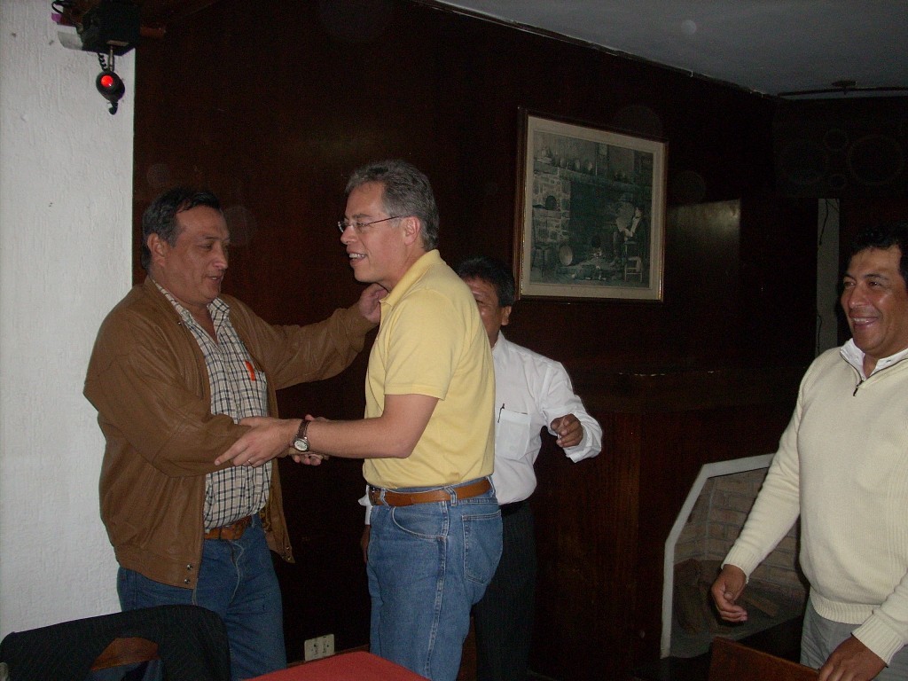 Ricardo Turkowsky se encuentra con Simón Palomino, quien regresó cumpliendo con su palabra. Festeja Arturo Picón.
