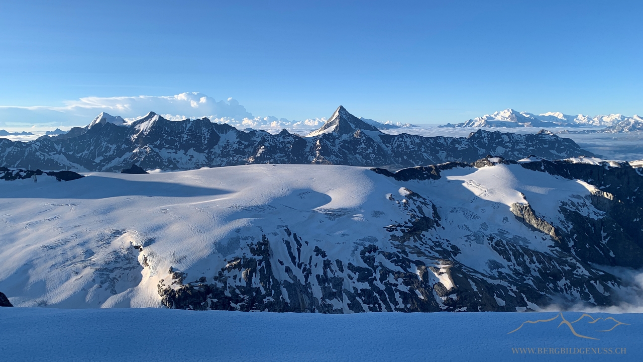 Aussicht zum und über den Petersgrat. Markant das Bietschhorn.