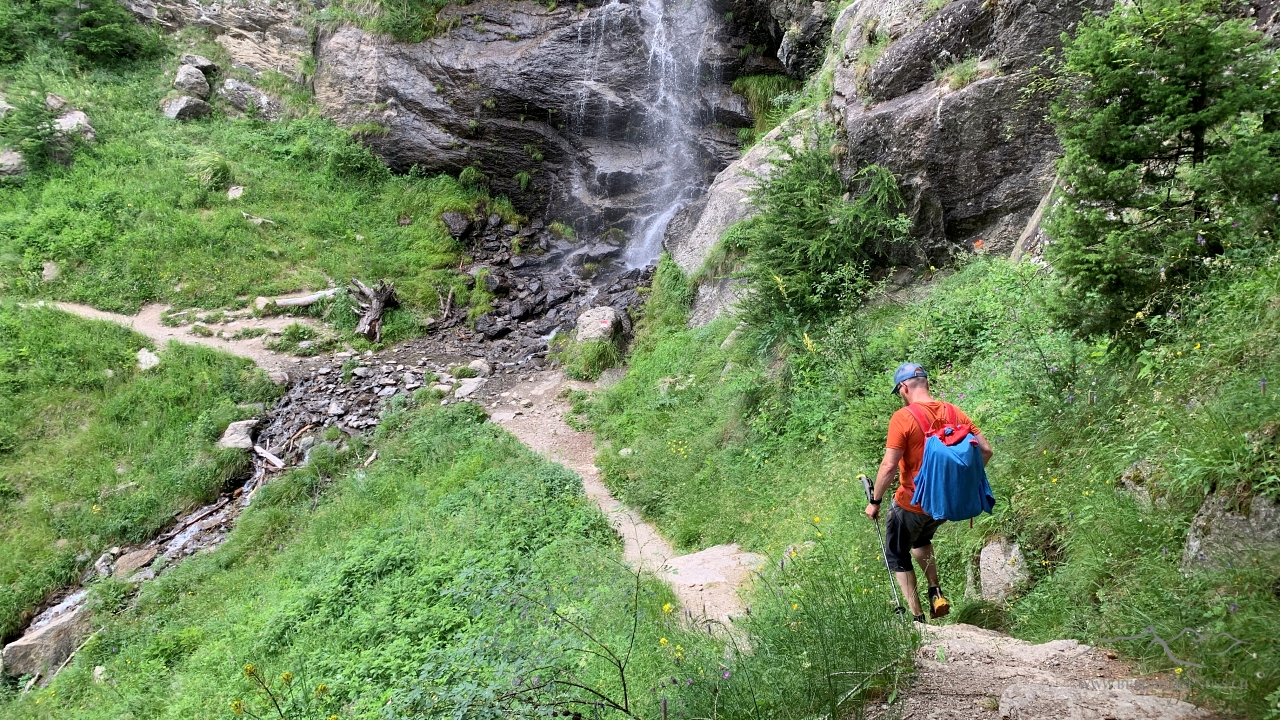 Abstieg in die Schlucht