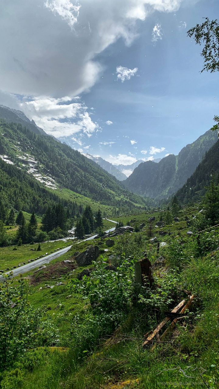 Bald beim Auto - nach einer kurzen Dusche scheint schon wieder die Sonne.