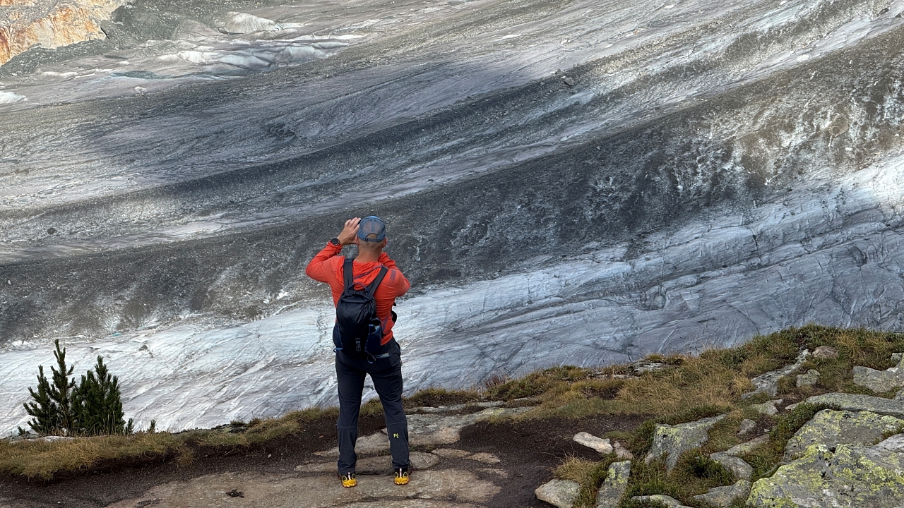 Klein der Mensch vor grossem Gletscher