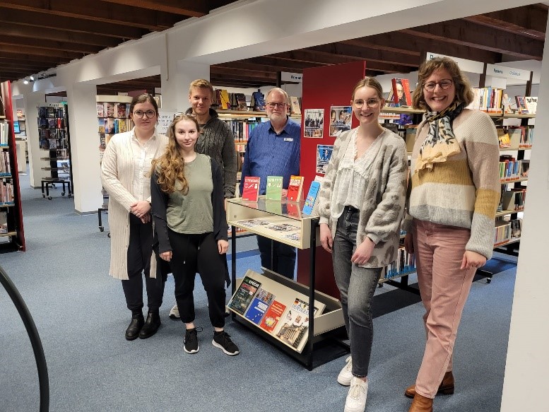 Fachseminar Deutsch besucht Stadtbibliothek Leer als außerschulischen Lernort