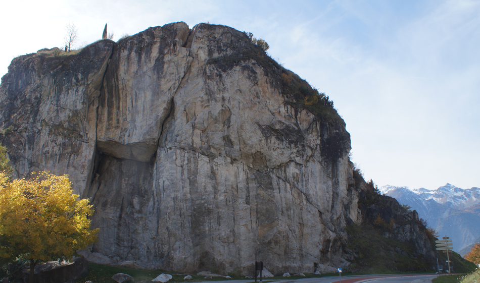 Le Rocher des Amoureux, haut lieu d'entrainement de l'escalade est aussi un site remarquable de nidification du chocard à bec jaune.