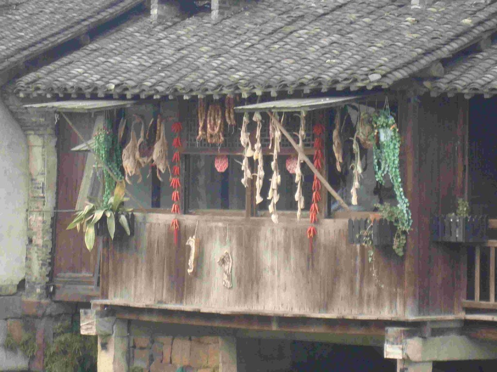 typischer Wuzhen-Balkon: wir glauben, das ganze Gehänge ist rein Deko