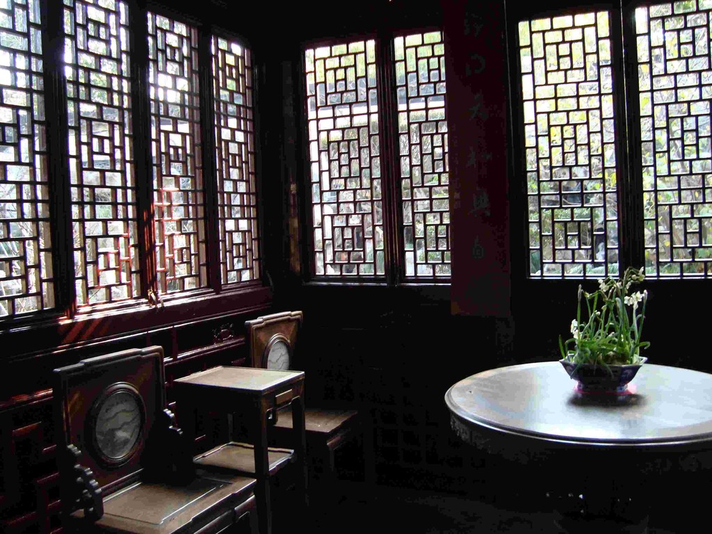für einen Gartenpavillon etwas finster - aber das ist eben der Stil der Ming- (und Qing-)dynastie