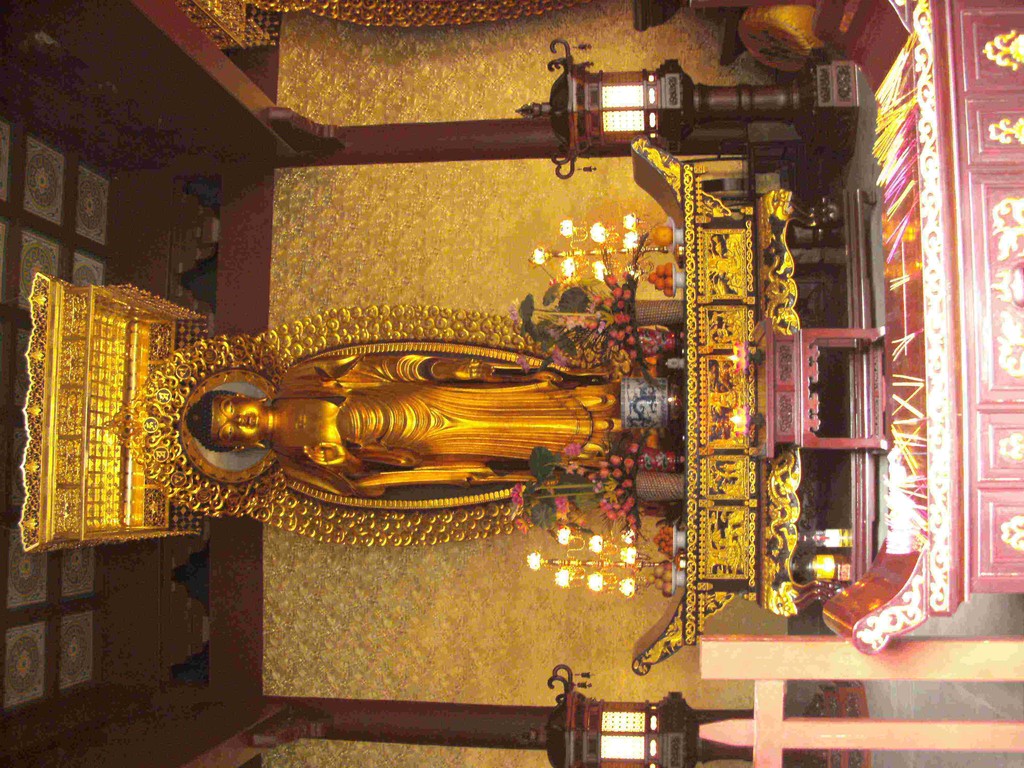 es gibt ja noch andere Tempel - und die Statue ist glaube ich die Göttin Guanyin